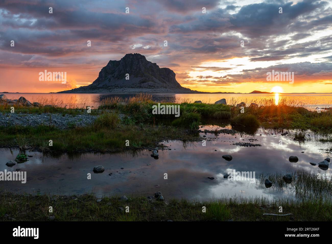 L'isola Søla al tramonto sulla costa occidentale dell'isola norvegese Vega Foto Stock