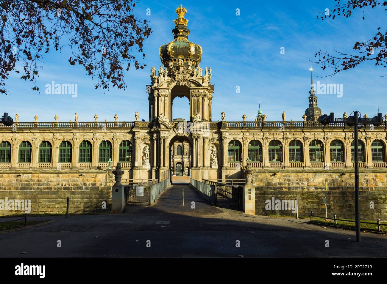 Primo giorno di completo blocco a causa dell'aumento del numero di infezioni da corona nel centro di Dresda. Zwinger vuoto Foto Stock