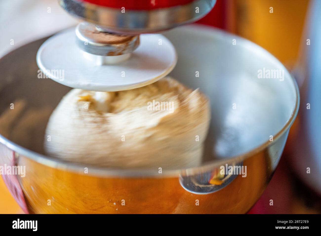 mescolare l'impasto del pane in cucina Foto Stock