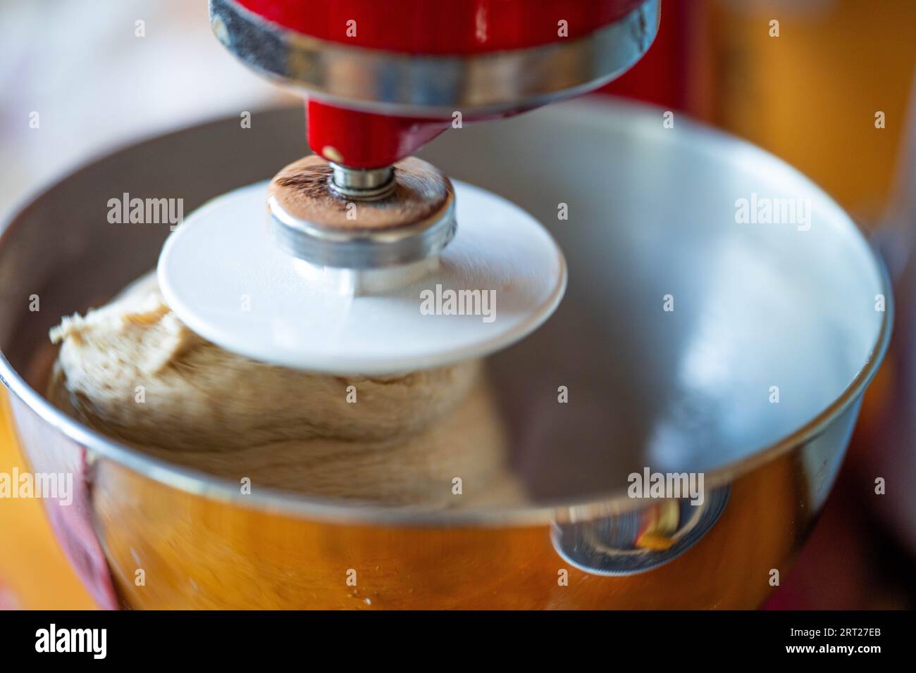 mescolare l'impasto del pane in cucina Foto Stock