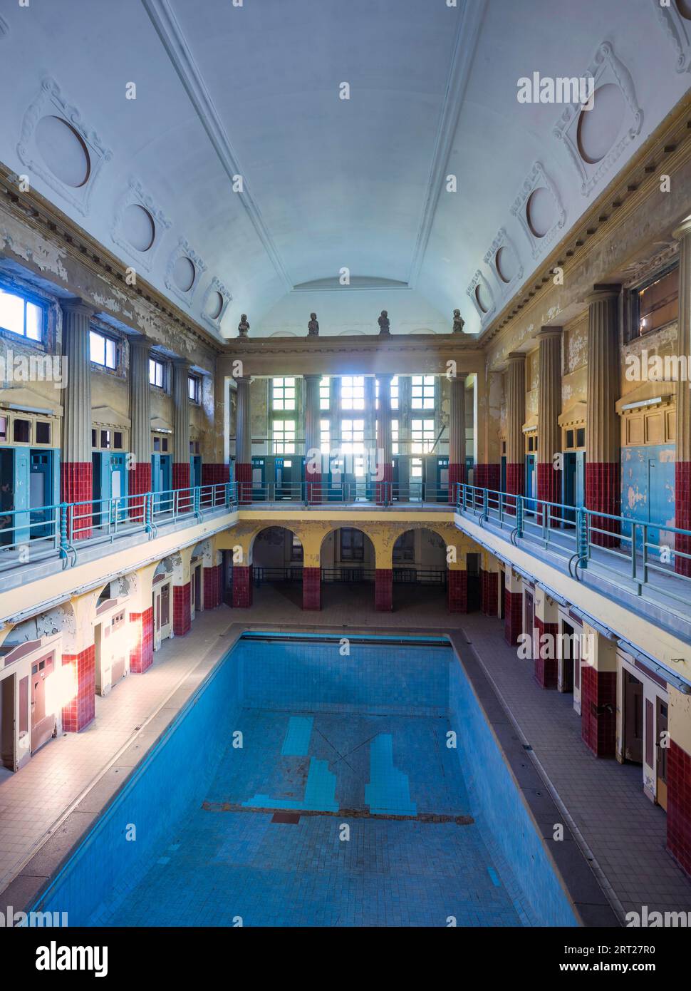 Lo Stadtbad è un edificio che è stato utilizzato come piscina coperta per 88 anni nel sobborgo settentrionale di Lipsia. Nel 2004, le terme furono chiuse Foto Stock