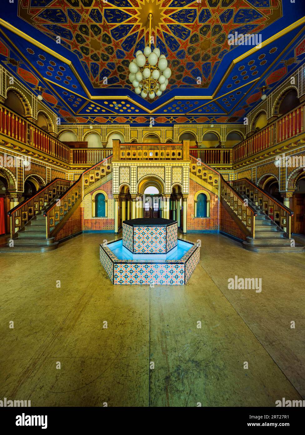 Lo Stadtbad è un edificio che è stato utilizzato come piscina coperta per 88 anni nel sobborgo settentrionale di Lipsia. Nel 2004, le terme furono chiuse Foto Stock