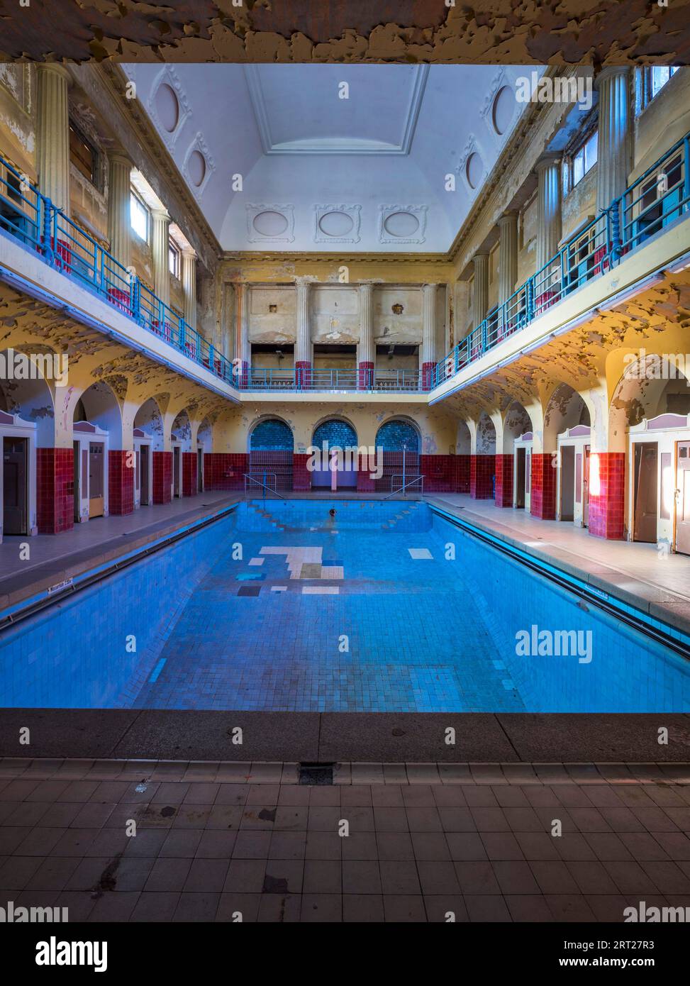 Lo Stadtbad è un edificio che è stato utilizzato come piscina coperta per 88 anni nel sobborgo settentrionale di Lipsia. Nel 2004, le terme furono chiuse Foto Stock