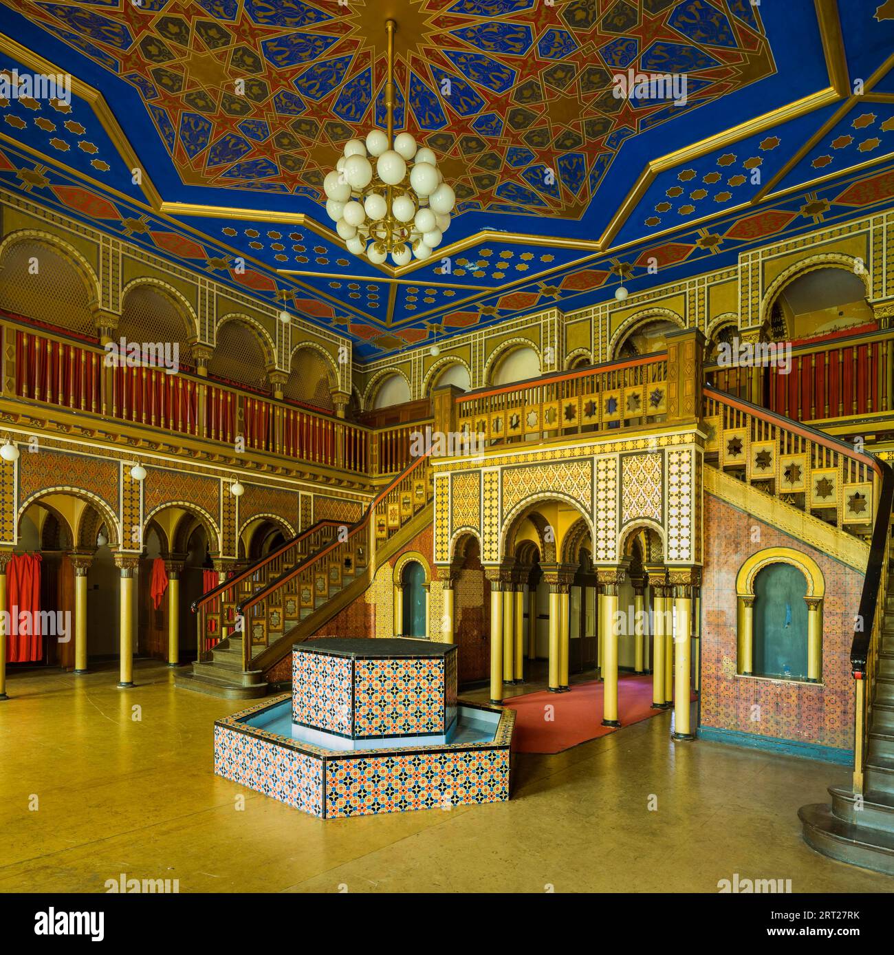 Lo Stadtbad è un edificio che è stato utilizzato come piscina coperta per 88 anni nel sobborgo settentrionale di Lipsia. Nel 2004, le terme furono chiuse Foto Stock