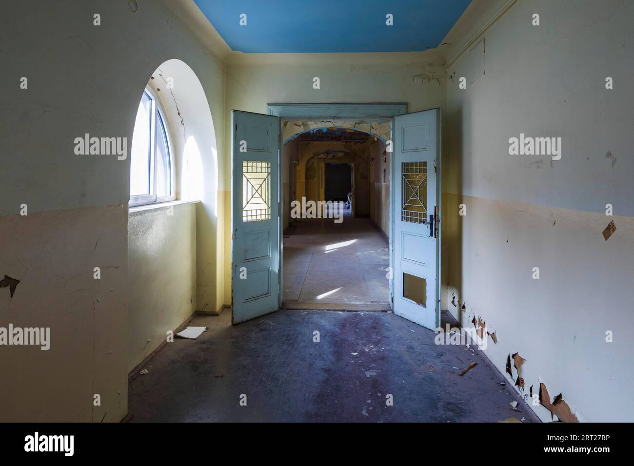 Lo Stadtbad è un edificio che è stato utilizzato come piscina coperta per 88 anni nel sobborgo settentrionale di Lipsia. Nel 2004, le terme furono chiuse Foto Stock