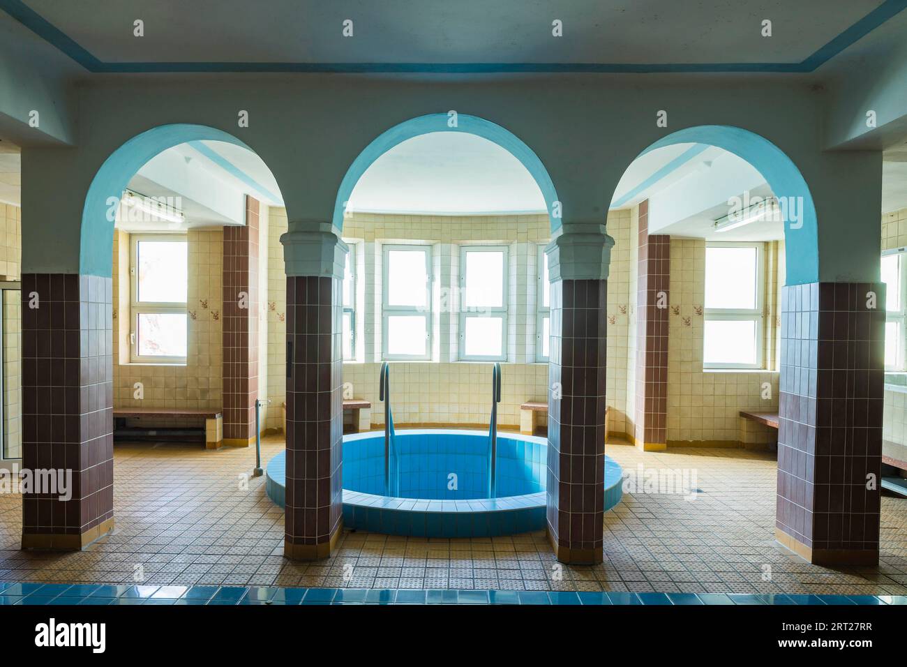 Lo Stadtbad è un edificio che è stato utilizzato come piscina coperta per 88 anni nel sobborgo settentrionale di Lipsia. Nel 2004, le terme furono chiuse Foto Stock