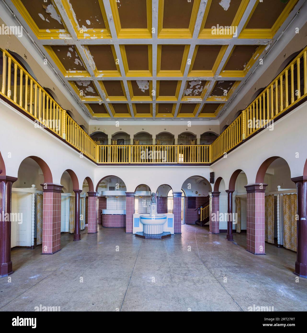 Lo Stadtbad è un edificio che è stato utilizzato come piscina coperta per 88 anni nel sobborgo settentrionale di Lipsia. Nel 2004, le terme furono chiuse Foto Stock