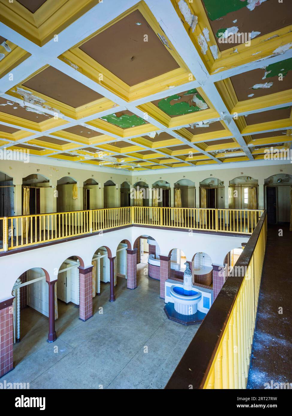 Lo Stadtbad è un edificio che è stato utilizzato come piscina coperta per 88 anni nel sobborgo settentrionale di Lipsia. Nel 2004, le terme furono chiuse Foto Stock