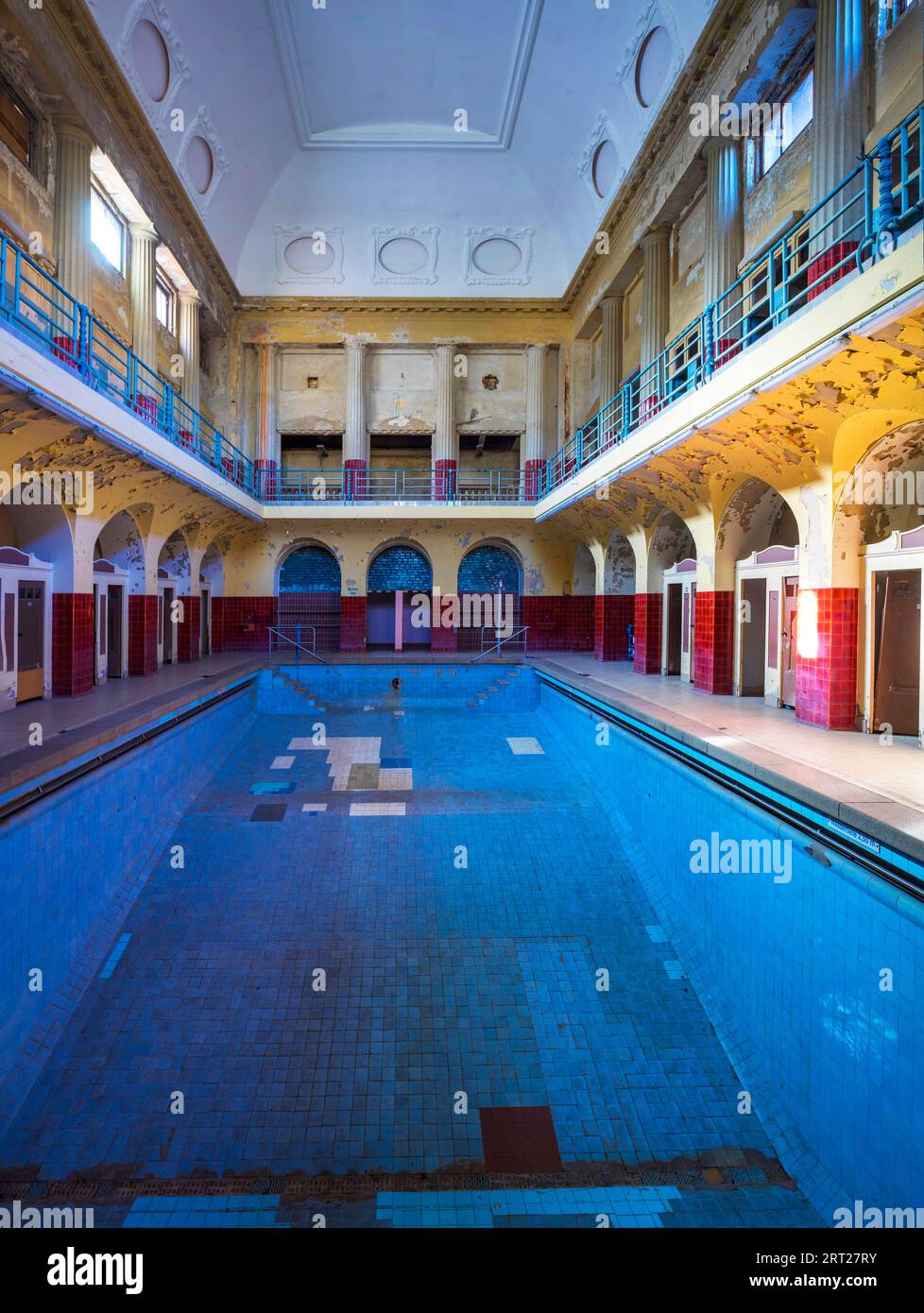 Lo Stadtbad è un edificio che è stato utilizzato come piscina coperta per 88 anni nel sobborgo settentrionale di Lipsia. Nel 2004, le terme furono chiuse Foto Stock