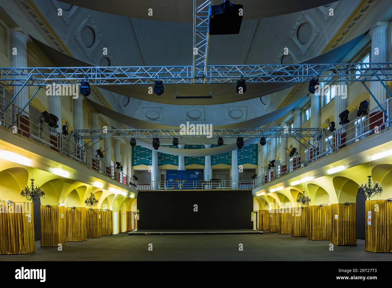Lo Stadtbad è un edificio che è stato utilizzato come piscina coperta per 88 anni nel sobborgo settentrionale di Lipsia. Nel 2004, le terme furono chiuse Foto Stock