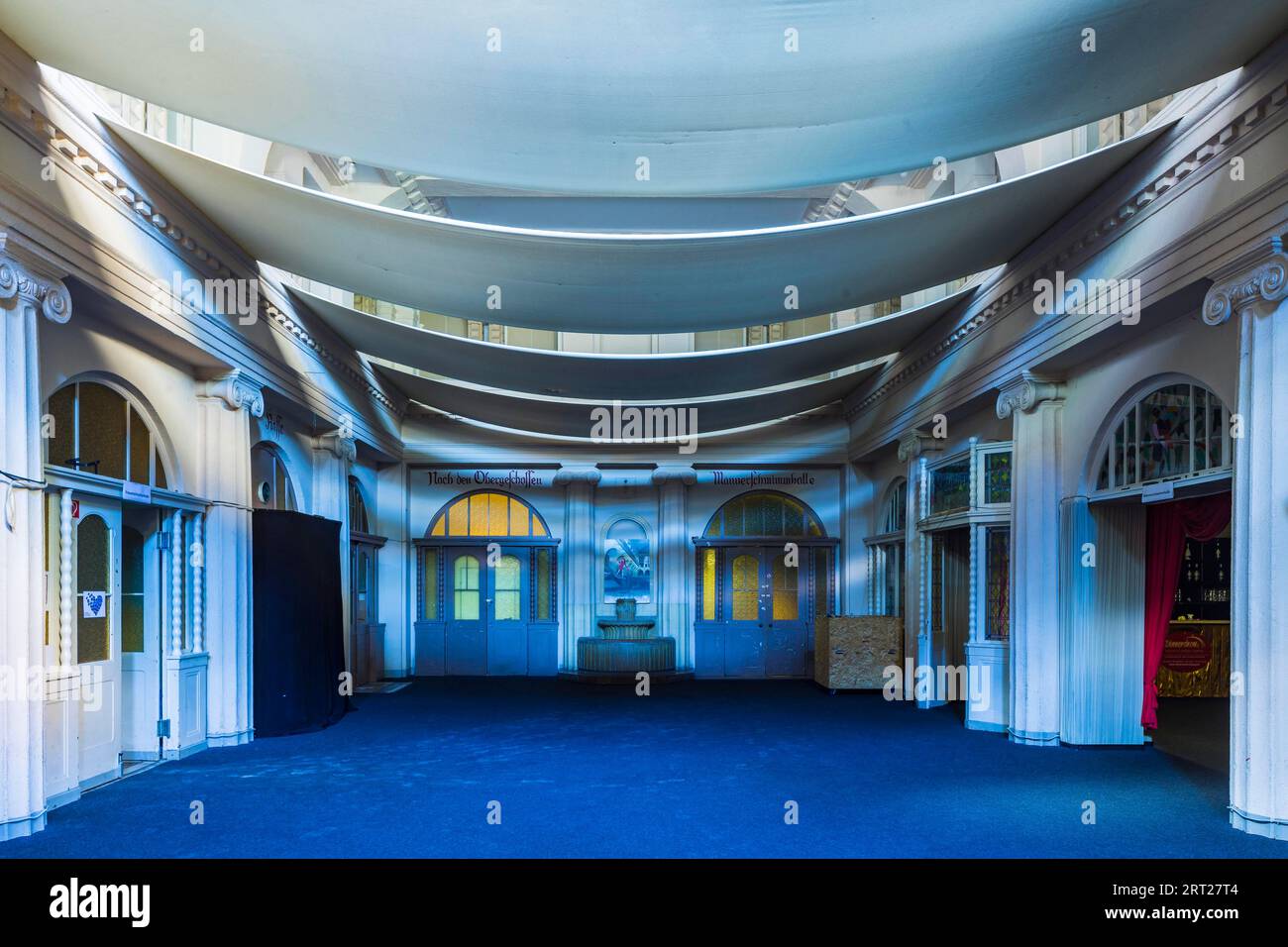 Lo Stadtbad è un edificio che è stato utilizzato come piscina coperta per 88 anni nel sobborgo settentrionale di Lipsia. Nel 2004, le terme furono chiuse Foto Stock