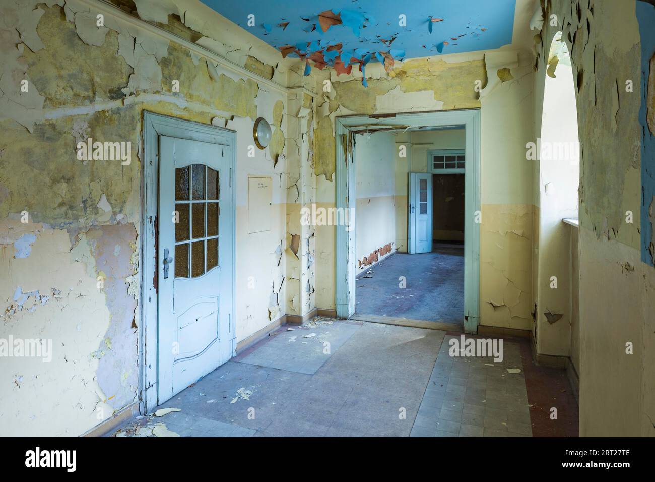 Lo Stadtbad è un edificio che è stato utilizzato come piscina coperta per 88 anni nel sobborgo settentrionale di Lipsia. Nel 2004, le terme furono chiuse Foto Stock