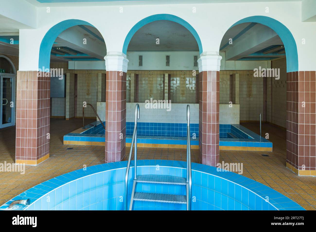 Lo Stadtbad è un edificio che è stato utilizzato come piscina coperta per 88 anni nel sobborgo settentrionale di Lipsia. Nel 2004, le terme furono chiuse Foto Stock