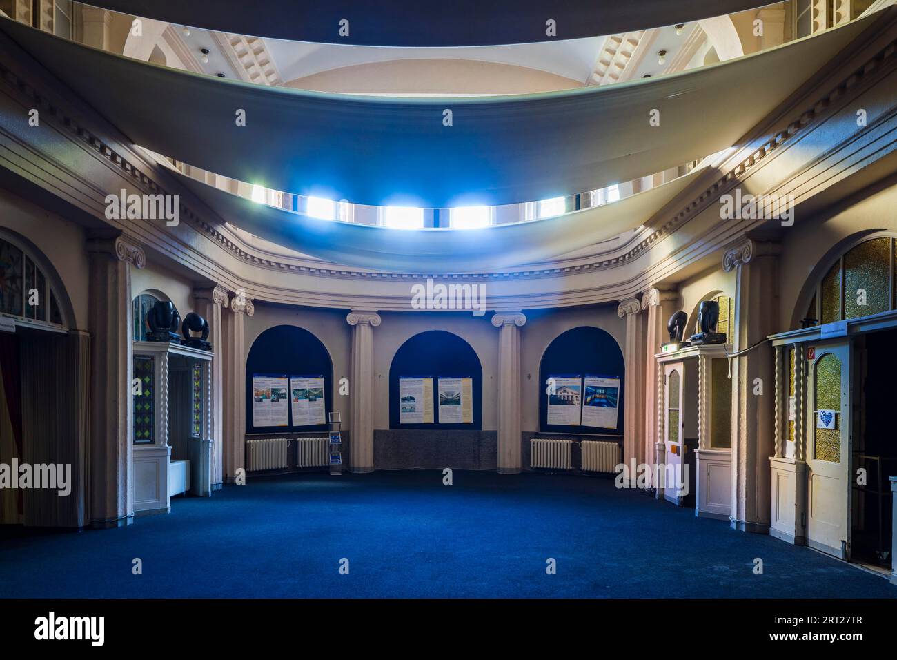 Lo Stadtbad è un edificio che è stato utilizzato come piscina coperta per 88 anni nel sobborgo settentrionale di Lipsia. Nel 2004, le terme furono chiuse Foto Stock