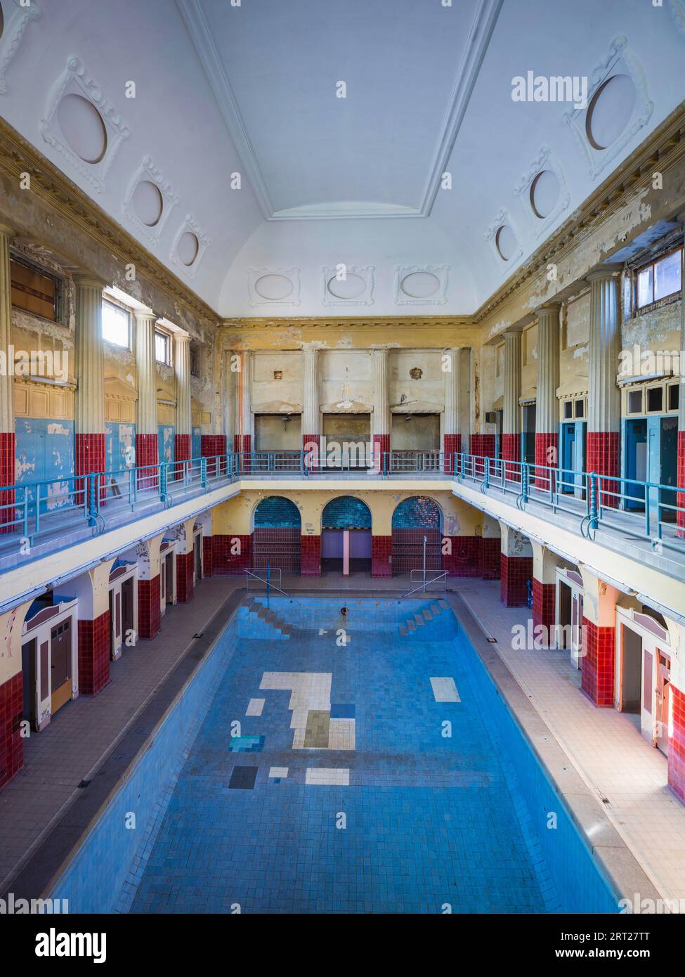 Lo Stadtbad è un edificio che è stato utilizzato come piscina coperta per 88 anni nel sobborgo settentrionale di Lipsia. Nel 2004, le terme furono chiuse Foto Stock