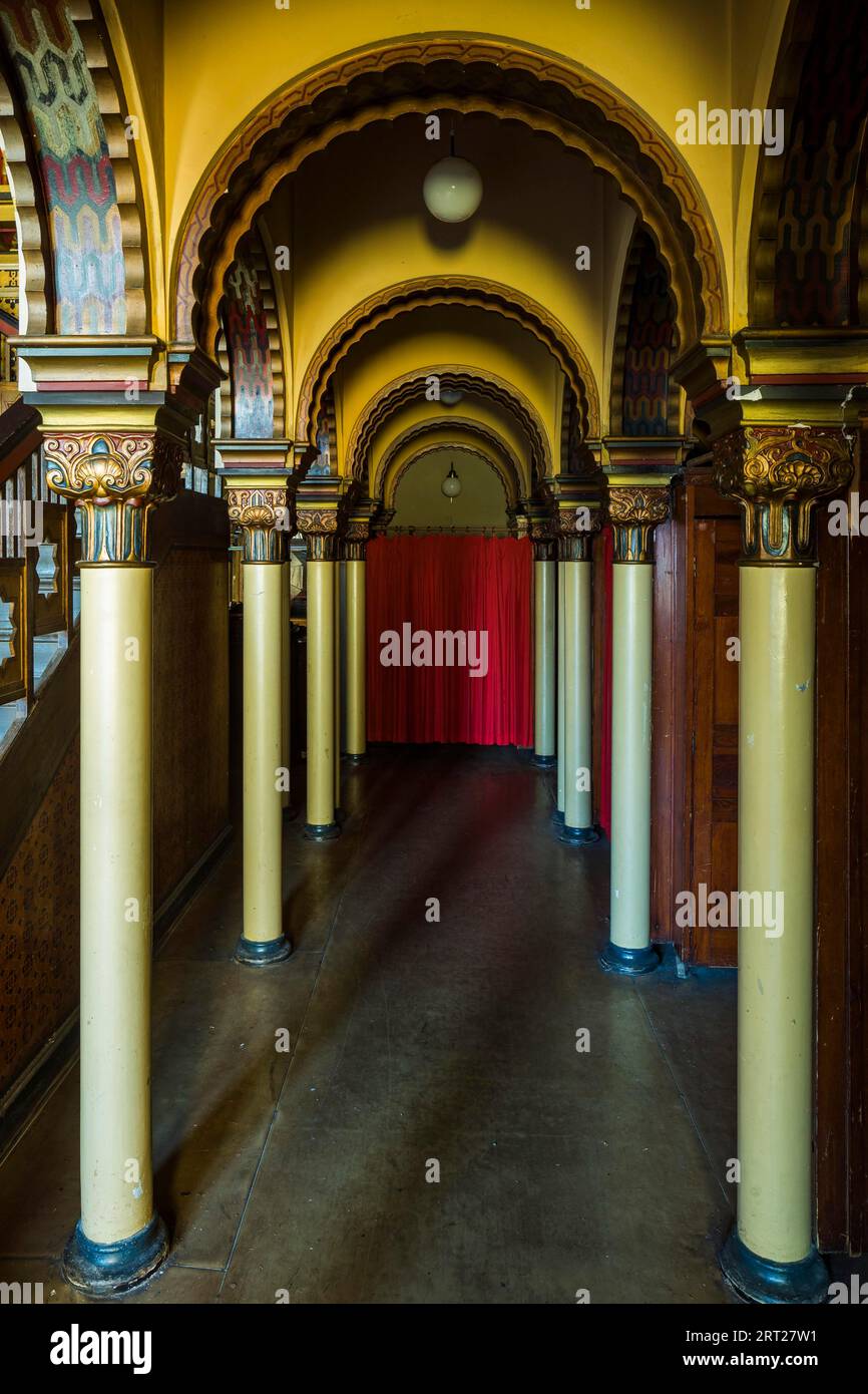 Lo Stadtbad è un edificio che è stato utilizzato come piscina coperta per 88 anni nel sobborgo settentrionale di Lipsia. Nel 2004, le terme furono chiuse Foto Stock