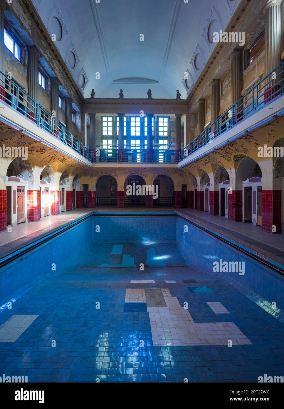 Lo Stadtbad è un edificio che è stato utilizzato come piscina coperta per 88 anni nel sobborgo settentrionale di Lipsia. Nel 2004, le terme furono chiuse Foto Stock