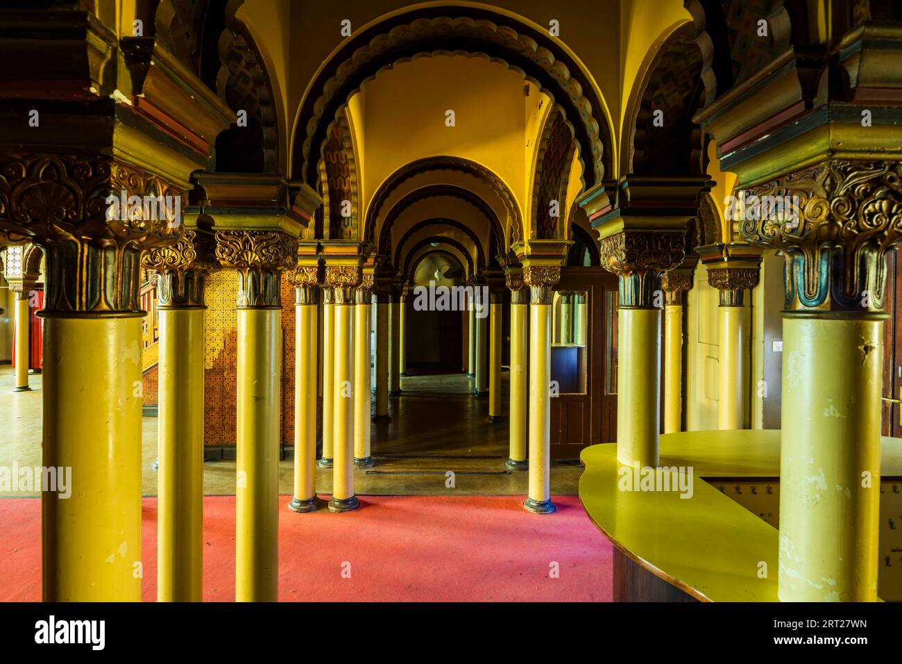 Lo Stadtbad è un edificio che è stato utilizzato come piscina coperta per 88 anni nel sobborgo settentrionale di Lipsia. Nel 2004, le terme furono chiuse Foto Stock