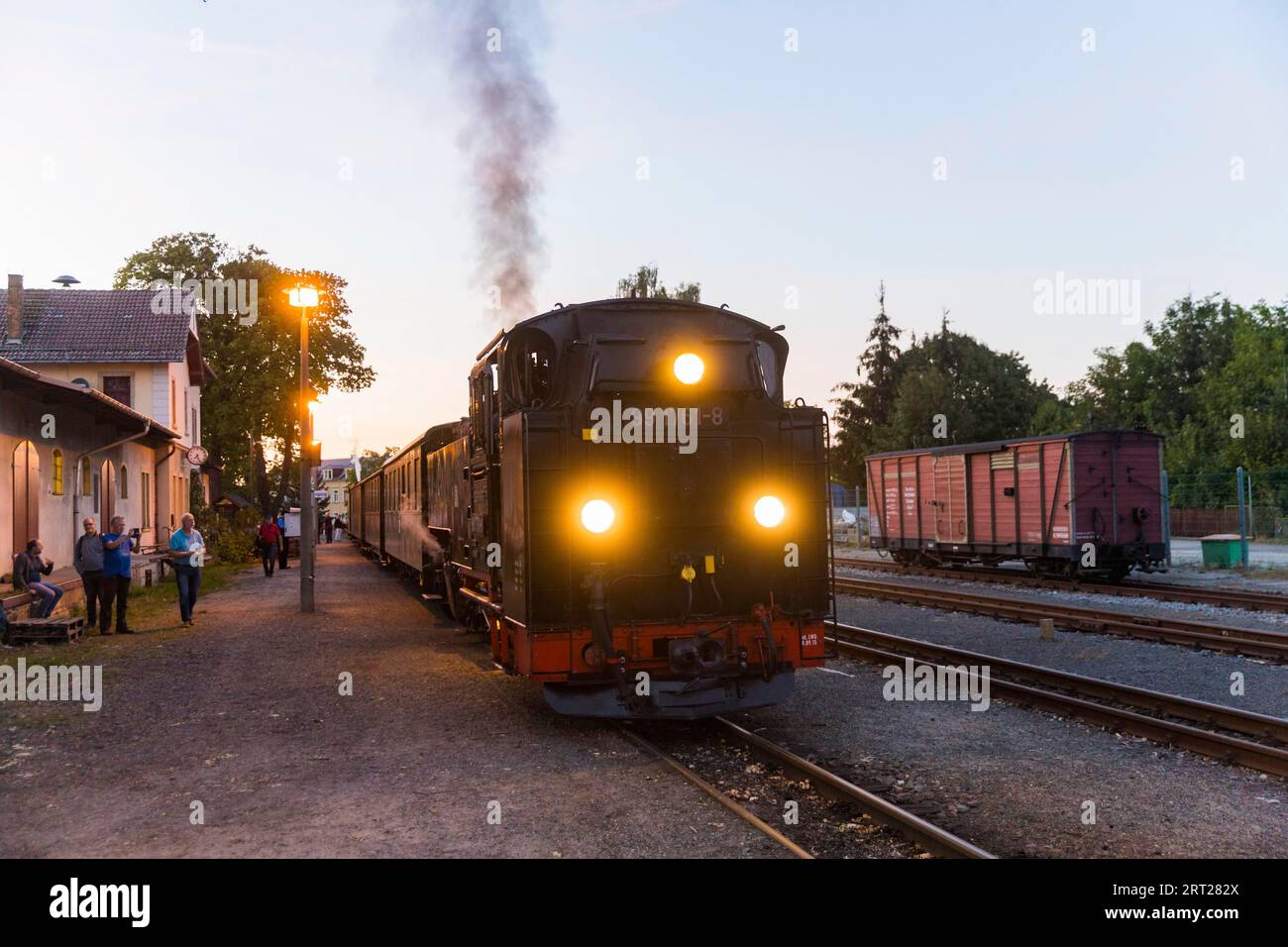 Per il compleanno annuale della linea della Loessnitzgrundbahn, molti treni speciali provenienti da epoche diverse della storia ferroviaria corrono a settembre. La Foto Stock