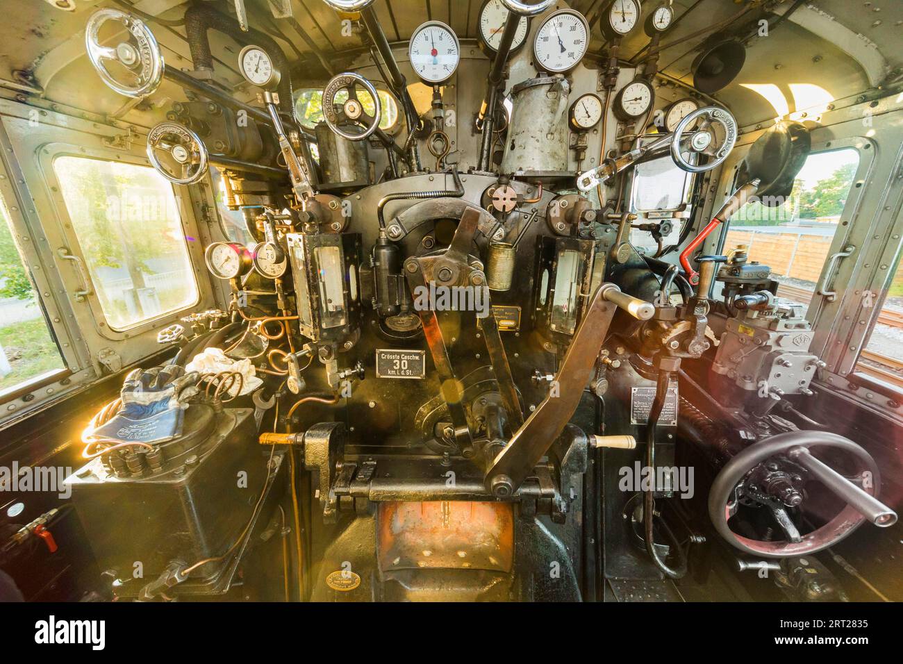 Per il compleanno annuale della linea della Loessnitzgrundbahn, molti treni speciali provenienti da epoche diverse della storia ferroviaria corrono a settembre. La Foto Stock