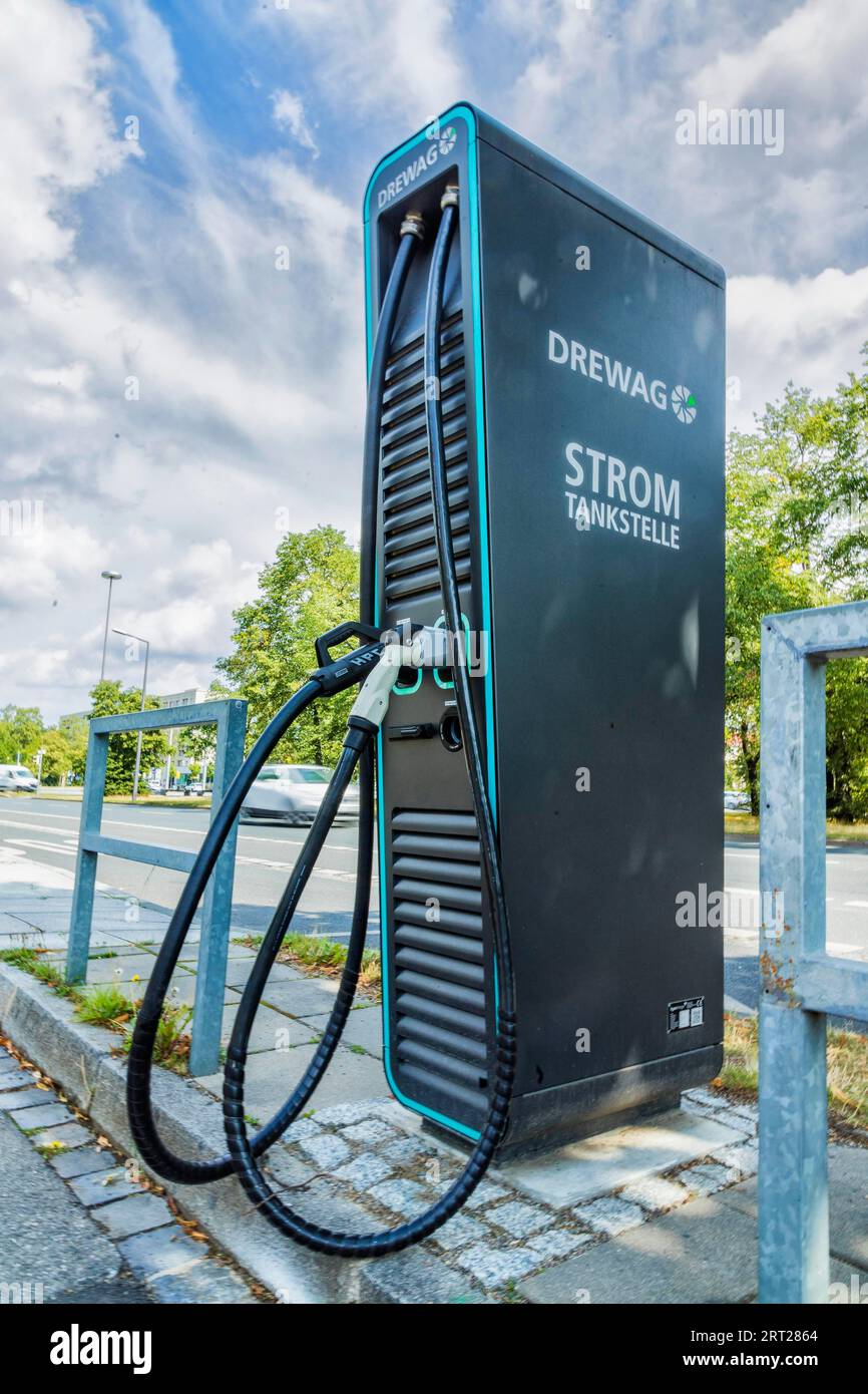 MOBI offre le opzioni di mobilità urbana e rispettosa dell'ambiente di tram, autobus, biciclette a noleggio e auto, nonché punti di ricarica per auto elettriche Foto Stock