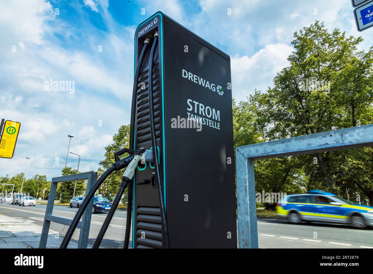 MOBI offre le opzioni di mobilità urbana e rispettosa dell'ambiente di tram, autobus, biciclette a noleggio e auto, nonché punti di ricarica per auto elettriche Foto Stock