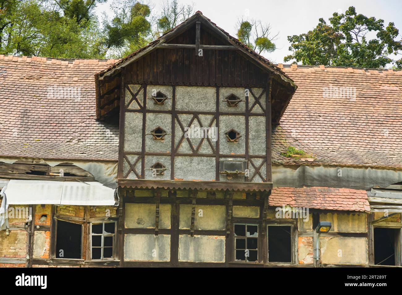 Il fienile Koenneritz, costruito nel 1853, in condizioni rovinose dopo un incendio nel 2000. L'ex pigsty GPL, che serviva da capannone attrezzi, doveva esserlo Foto Stock