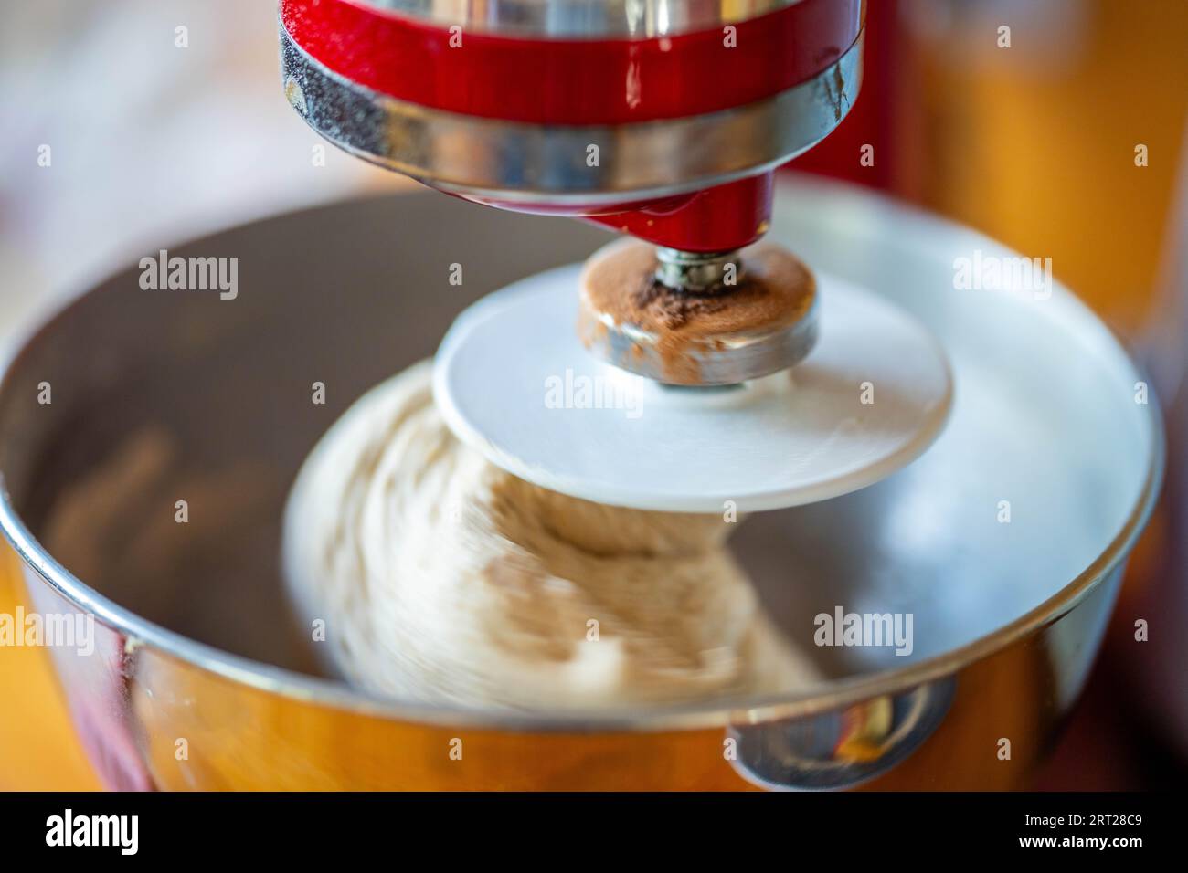 mescolare l'impasto del pane in cucina Foto Stock