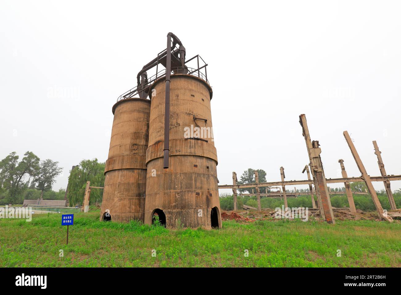 Tangshan City - 8 luglio: Edifici industriali inclinati, museo del terremoto di Tangshan, 8 luglio 2016, Tangshan City, provincia di Hebei, Cina Foto Stock