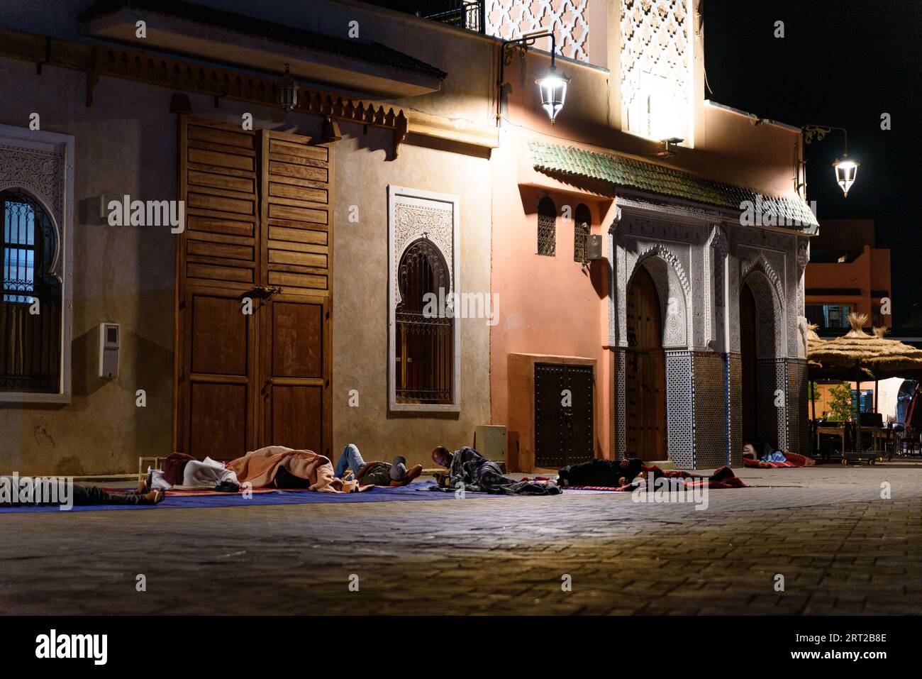 Marrakesh, Marocco. 10 settembre 2023. La gente è vista dormire fuori per paura di nuovi tremori nel centro della città dopo il terremoto. Il terremoto di magnitudo 6,8 ha colpito venerdì 8 settembre 70 km a sud di Marrakech ed è stato uno dei più forti e mortali nella storia del paese, con un bilancio di oltre 2000 morti e migliaia di feriti. (Foto di Davide Bonaldo/SOPA Images/Sipa USA) credito: SIPA USA/Alamy Live News Foto Stock