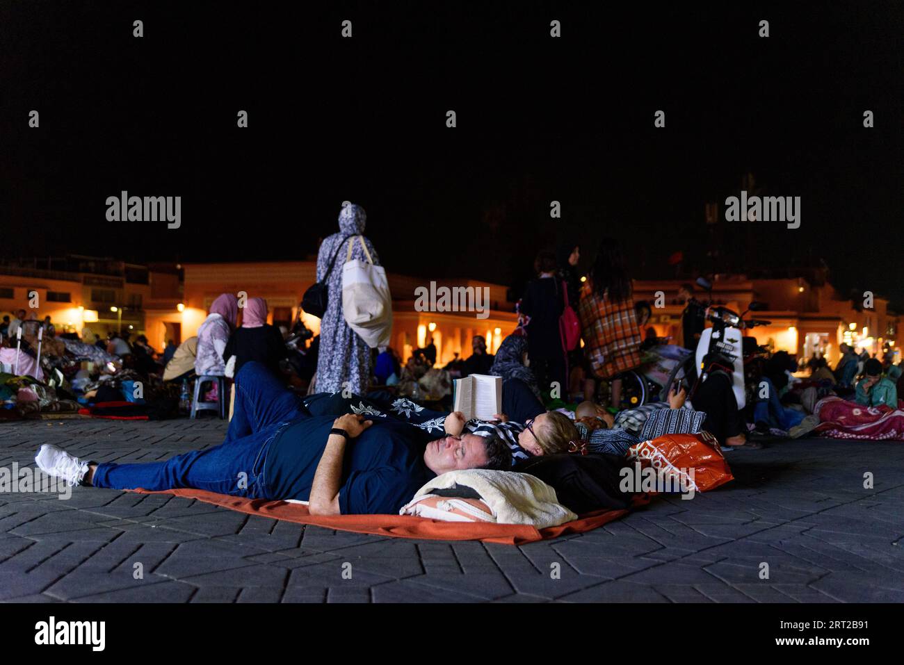 Marrakesh, Marocco. 10 settembre 2023. Un uomo è visto dormire fuori sul marciapiede di piazza Jemaa el Fna di notte. Il terremoto di magnitudo 6,8 ha colpito venerdì 8 settembre 70 km a sud di Marrakech ed è stato uno dei più forti e mortali nella storia del paese, con un bilancio di oltre 2000 morti e migliaia di feriti. (Foto di Davide Bonaldo/SOPA Images/Sipa USA) credito: SIPA USA/Alamy Live News Foto Stock