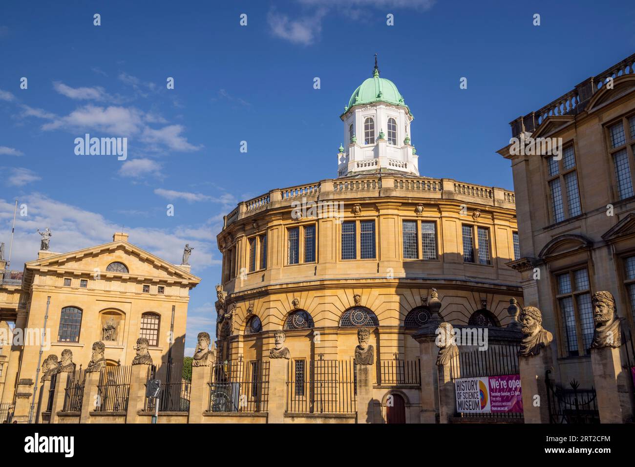 L'Imperatore si dirige fuori dallo Sheldonian Theatre, Oxford, Oxfordshire, Inghilterra Foto Stock