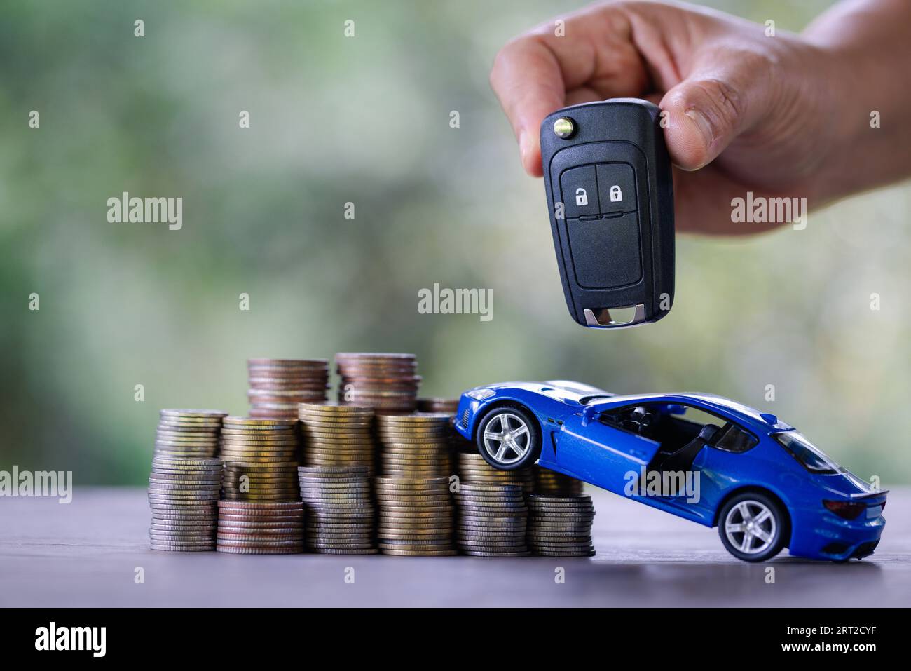 I concessionari di auto o i responsabili delle assicurazioni coprono e proteggono da danni e rischi di guida, tengono le chiavi dell'auto, proteggendo e proteggendo il concetto di assistenza post-vendita.successfu Foto Stock