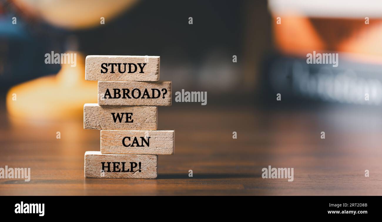 Blocchi di legno con le parole 'studiare all'estero? Possiamo aiutare! Concetto di studio aziendale globale, Educational all'estero, Back to School.Education in Global World, S Foto Stock