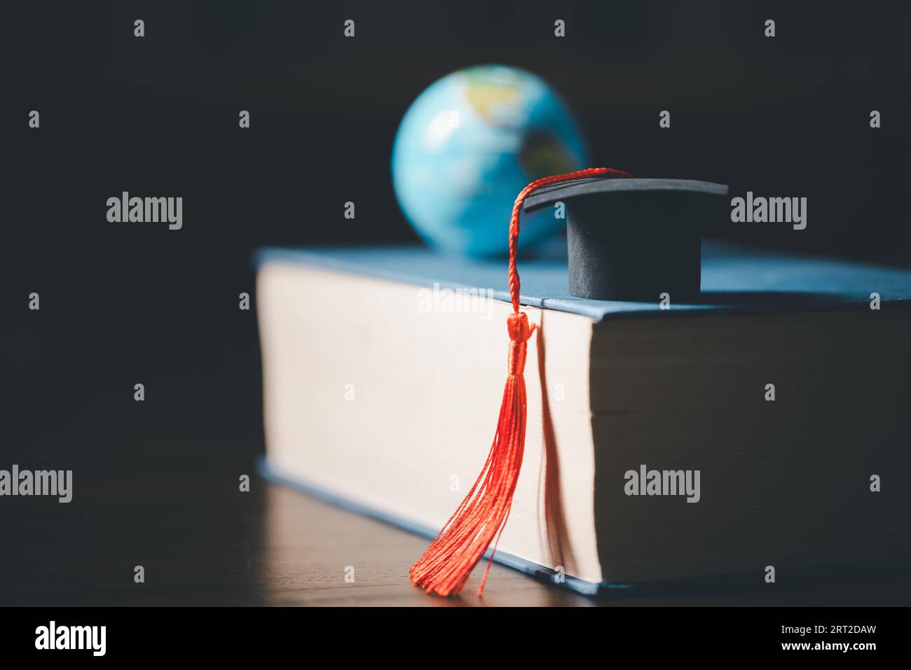 Laurea all'estero Conceptual internazionale, Graduation HAT on TOP Earth Globe model MAP.Congratulazioni ai laureati, studi portano al successo in Foto Stock