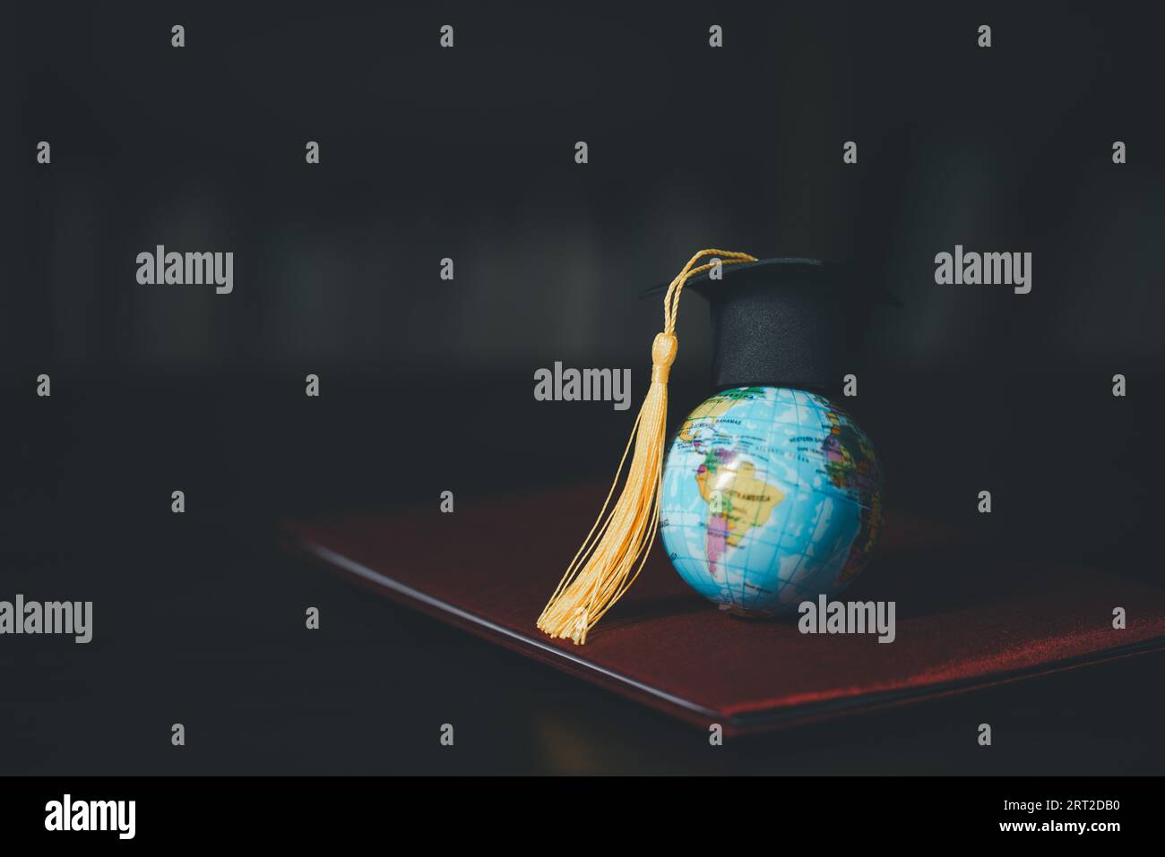 Laurea all'estero Conceptual internazionale, Graduation HAT on TOP Earth Globe model MAP.Congratulazioni ai laureati, studi portano al successo in Foto Stock