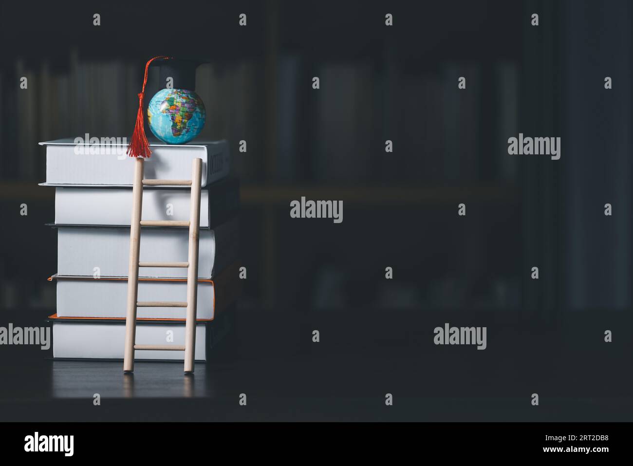 Laurea all'estero Conceptual internazionale, Graduation HAT on TOP Earth Globe model MAP.Congratulazioni ai laureati, studi portano al successo in Foto Stock