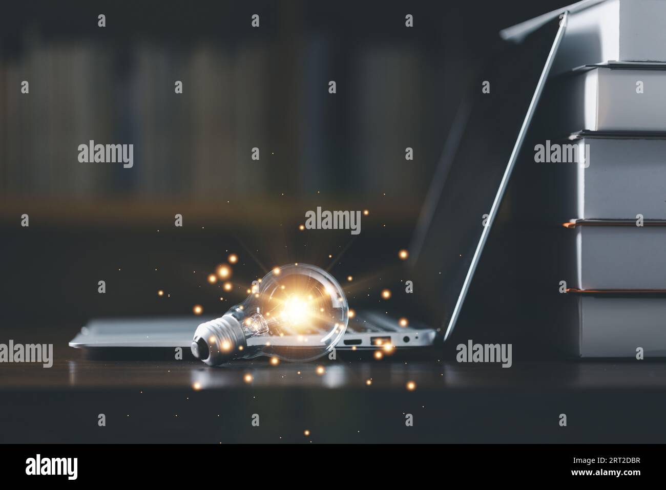 Lampadina con libro, idea di concetto per l'innovazione idea, potere della conoscenza, potere della lettura, autoapprendimento, conoscenza dell'istruzione. Istruzione su Internet c Foto Stock