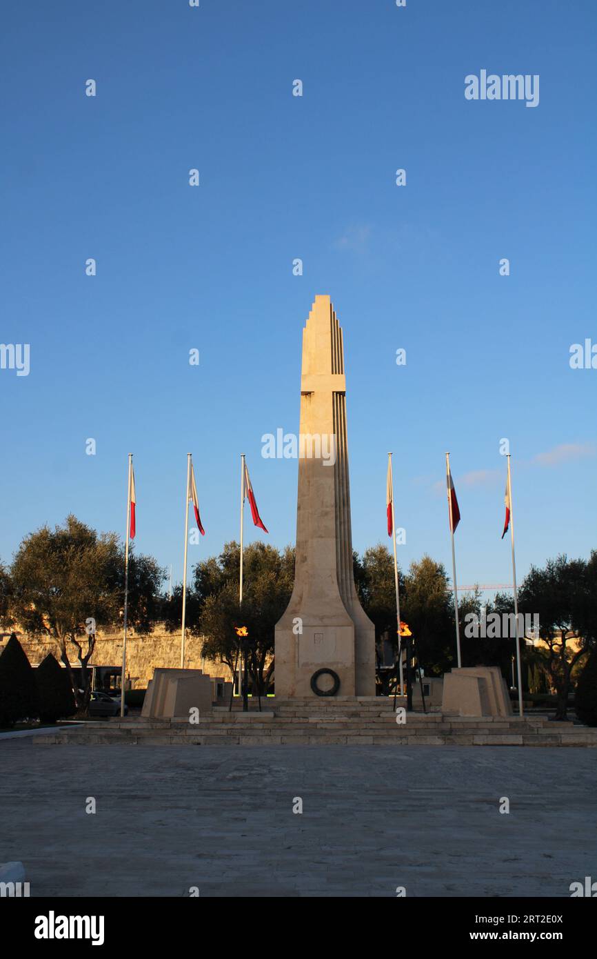 Memoriale nazionale di guerra di Malta (Monumento tal-Gwerra) al tramonto Foto Stock