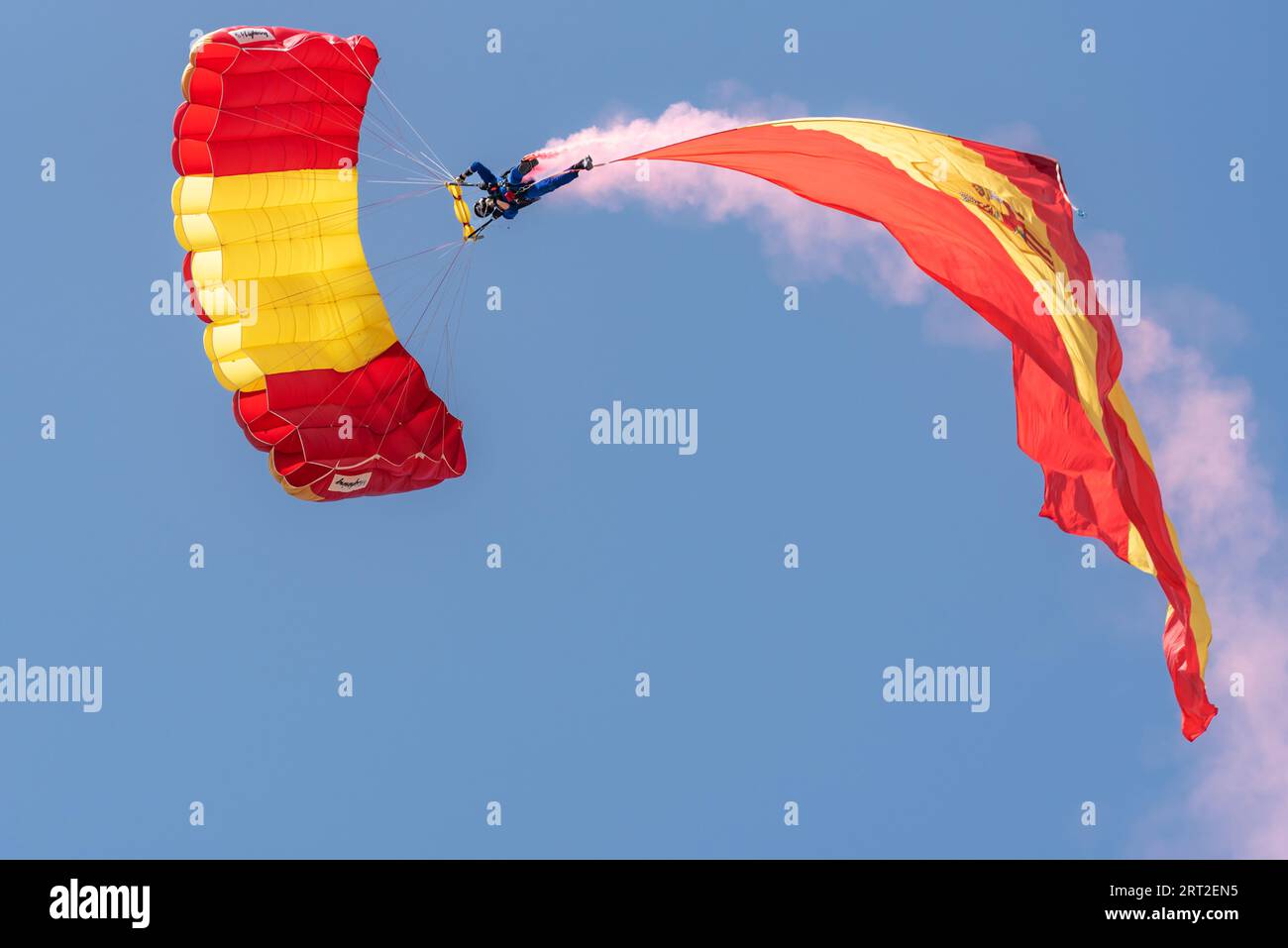 Paracadutista della pattuglia PAPEA dell'esercito aereo e spaziale spagnolo che scende con la bandiera della Spagna. Foto Stock