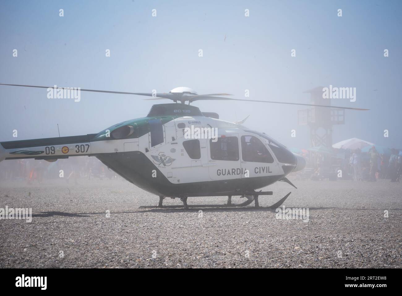Elicottero della Guardia civile che atterra su una spiaggia. Foto Stock