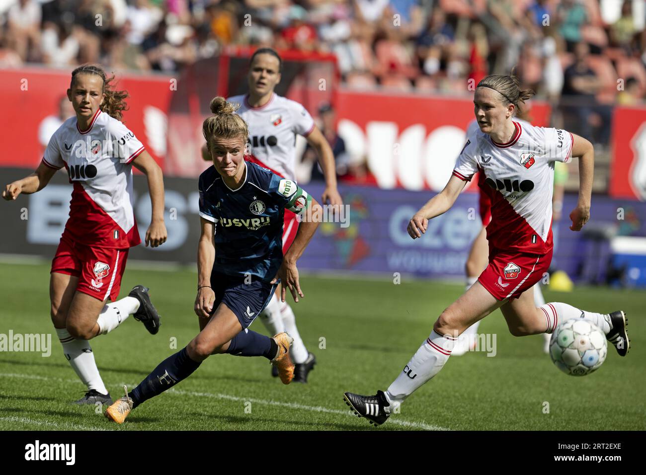 UTRECHT - Esmee de Graaf di Feyenoord, Ilse van der Zanden dell'FC Utrecht durante la partita olandese di Eredivisie femminile tra FC Utrecht e Feyenoord allo stadio Galgenwaard il 10 settembre 2023 a Utrecht, Paesi Bassi. ANP OLAF KRAAK Foto Stock