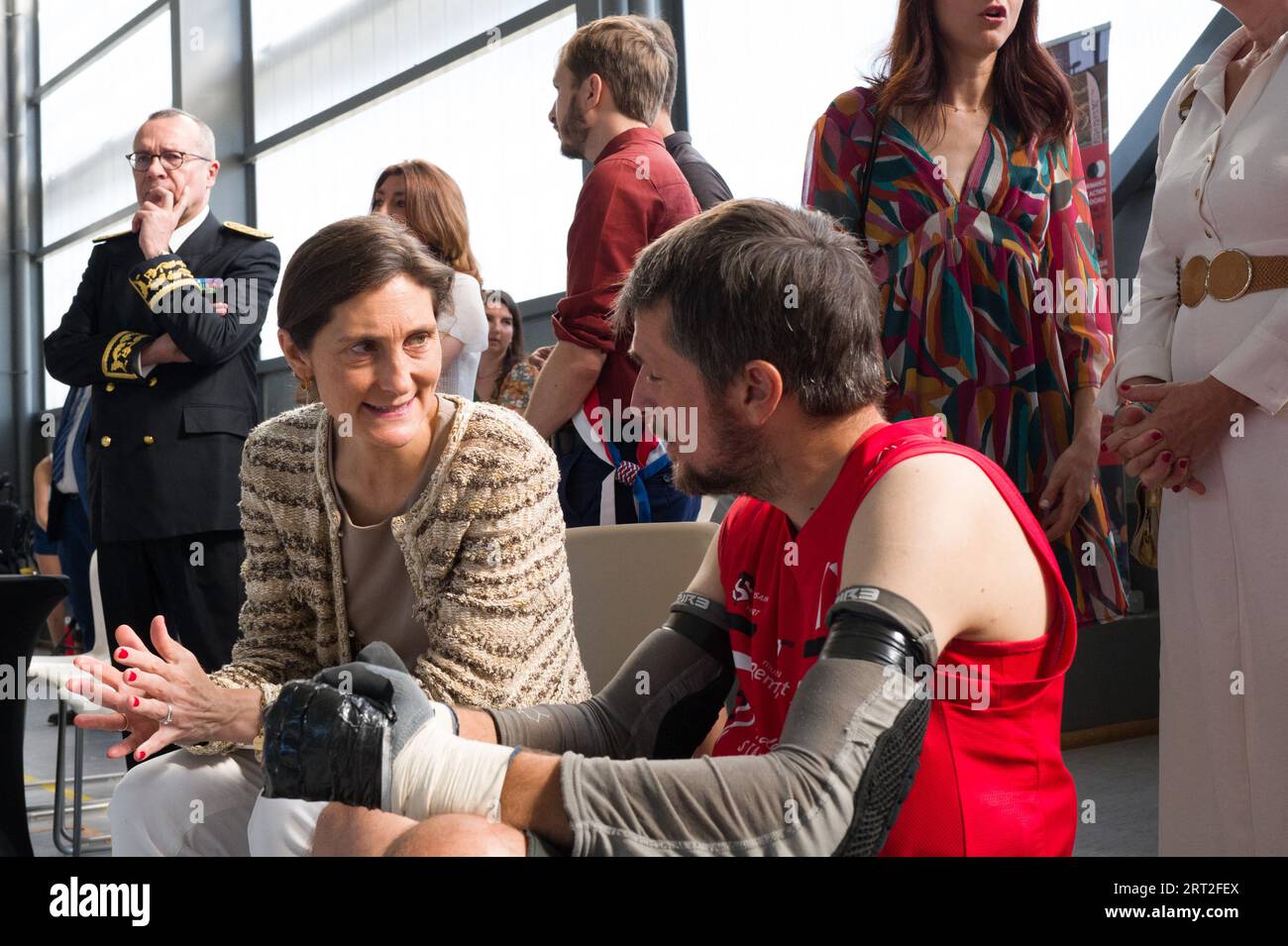 Discussione tra il ministro e Pablo Neuman, presidente dell'Associazione sportiva disabili, durante la partita di allenamento. Amelie Oudea-Castera, Ministro dello Sport e dei Giochi Olimpici e Paralimpici, visita la palestra Chateau de l Hers. Incontro con i giocatori dello Stade Toulousain Rugby Handisport. Presentazione di una sessione di formazione sull'handi-rugby e discussione con i partecipanti. Francia, Tolosa il 10 settembre 2023. Francia, Tolosa, 10 settembre 2023. Foto di Patricia Huchot-Boissier/ABACAPRESS.COM Foto Stock