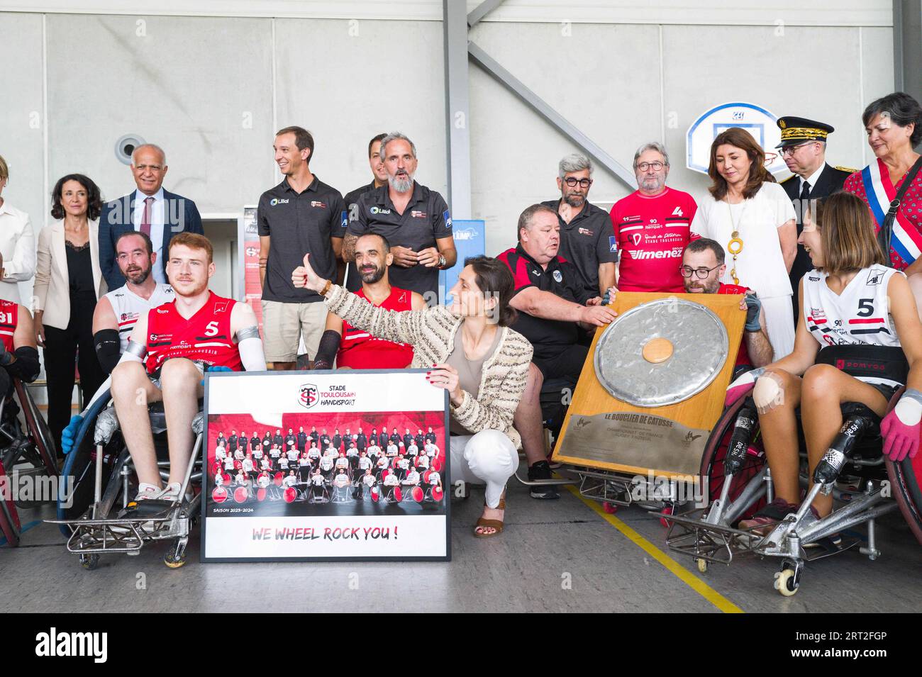 Foto di gruppo dei giocatori di rugby Stade Toulousain handi intorno al ministro. Amelie Oudea-Castera, Ministro dello Sport e dei Giochi Olimpici e Paralimpici, visita la palestra Chateau de l Hers. Incontro con i giocatori dello Stade Toulousain Rugby Handisport. Presentazione di una sessione di formazione sull'handi-rugby e discussione con i partecipanti. Francia, Tolosa il 10 settembre 2023. Francia, Tolosa, 10 settembre 2023. Foto di Patricia Huchot-Boissier/ABACAPRESS.COM Foto Stock