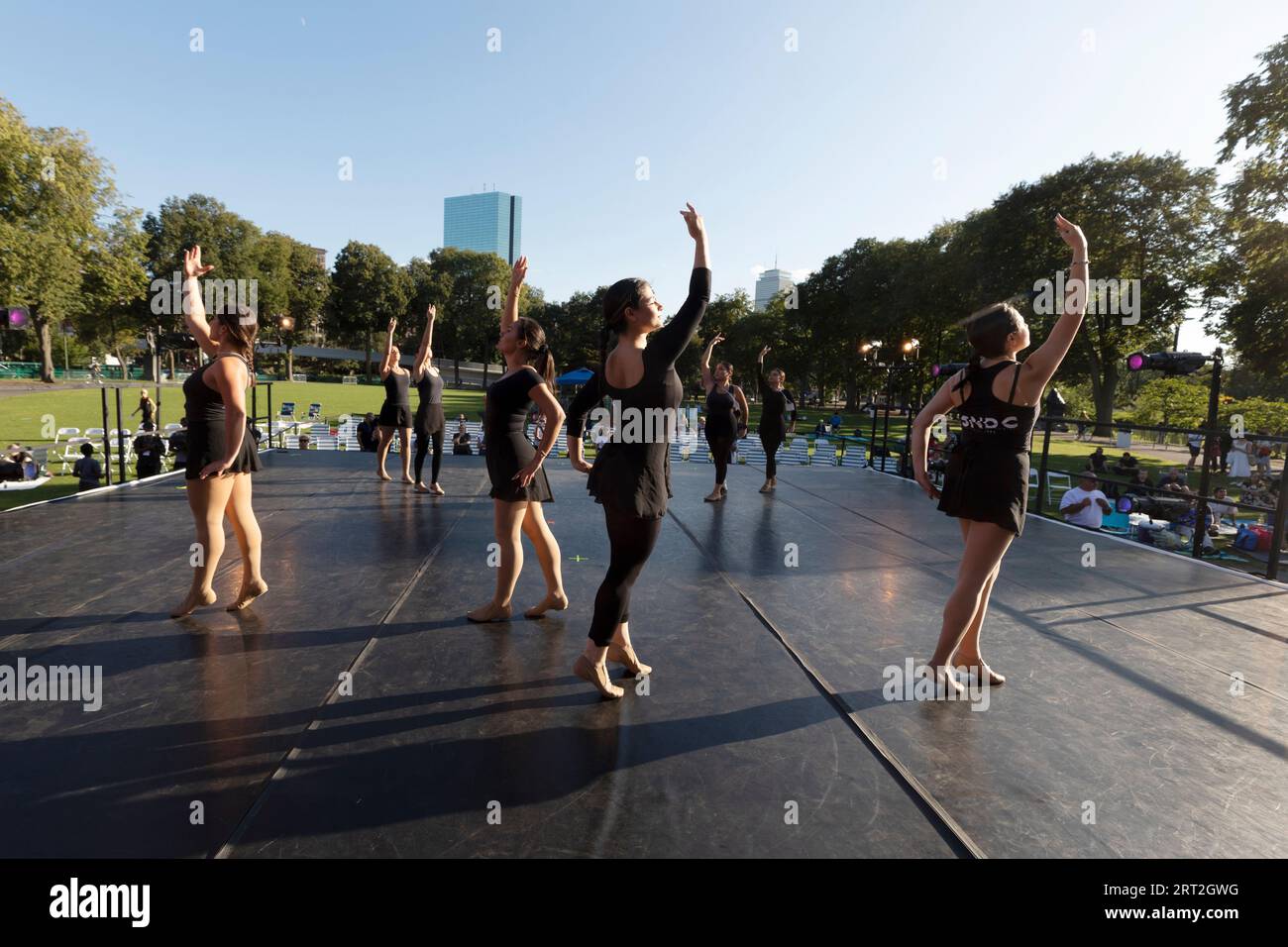 Sayat Nova Dance Company prova con la Boston Landmarks Orchestra presso la Hatch Shell sull'Esplanade a Boston Massachusetts Foto Stock