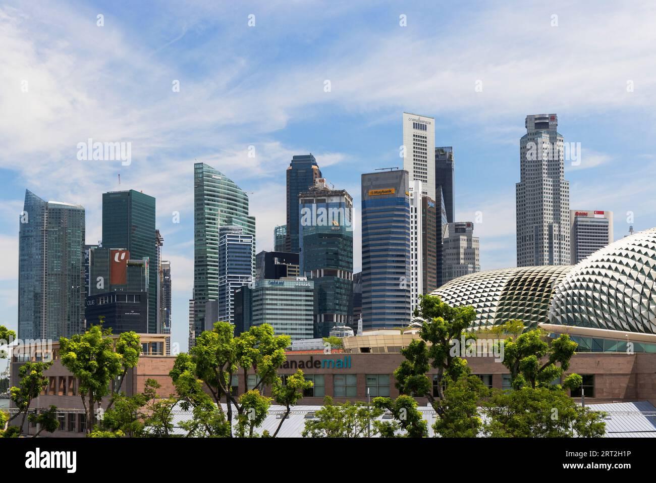 Grattacieli del quartiere centrale degli affari e teatri sulla baia, Singapore Foto Stock