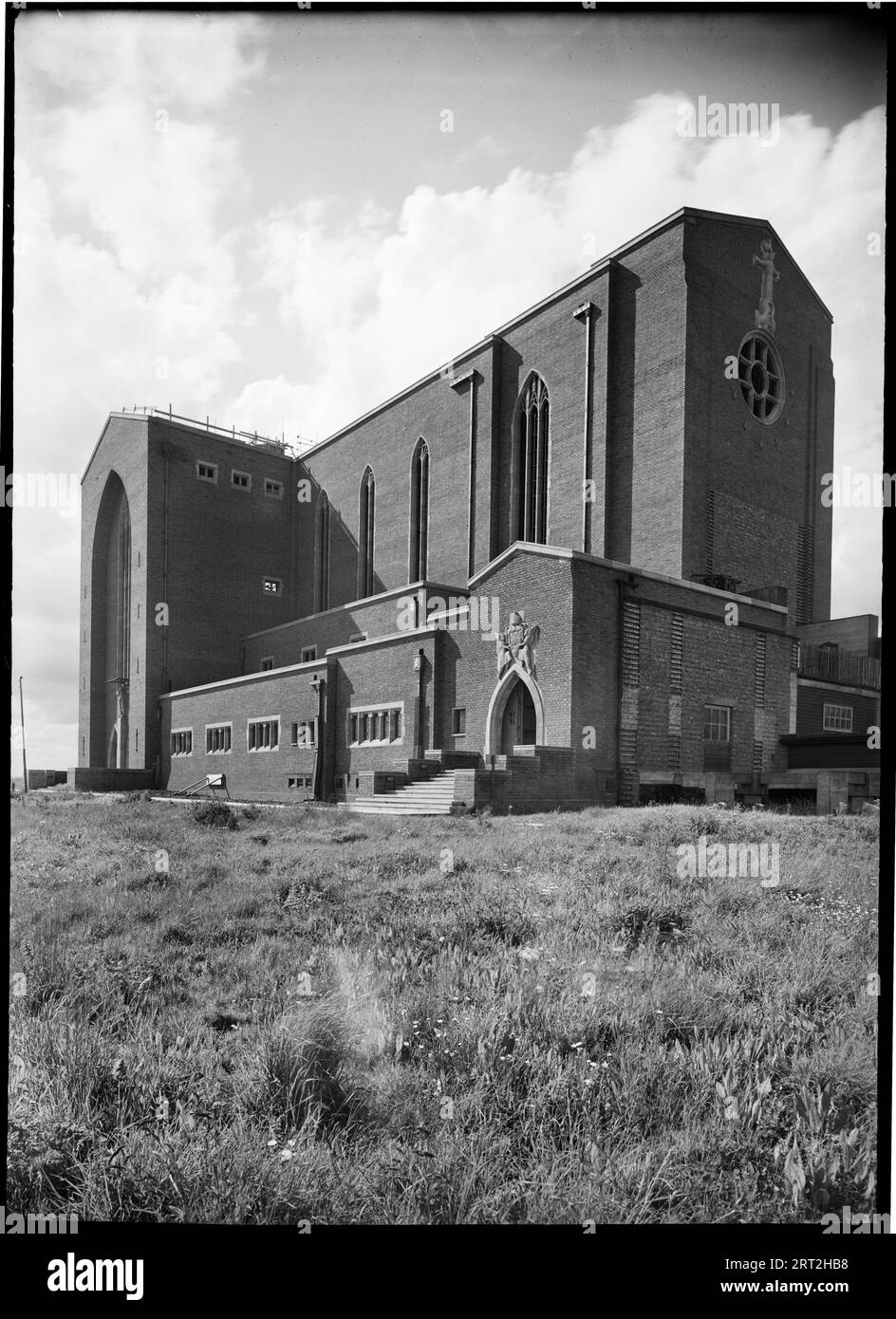 Guildford Cathedral, Stag Hill, Guildford, Surrey, 1952-1960. Vista della chiesa cattedrale durante la costruzione, da sud-est. Foto Stock