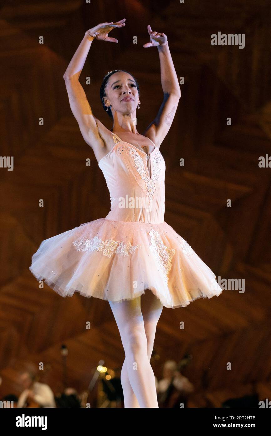 La ballerina si esibisce con la Boston Landmarks Orchestra presso la Hatch Shell sull'Esplanade a Boston Massachusetts Foto Stock