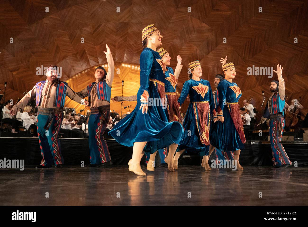 La Sayat Nova Dance Company si esibisce con la Boston Landmarks Orchestra presso la Hatch Shell sull'Esplanade a Boston Massachusetts Foto Stock