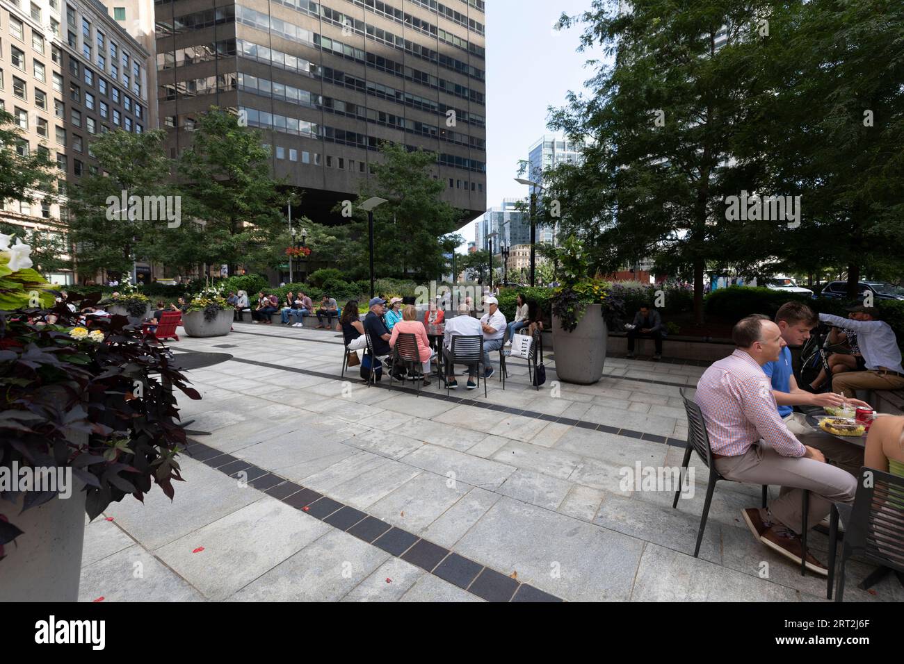 People Outdoor plaza nel centro di Boston Foto Stock